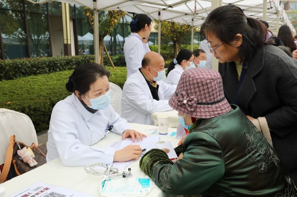 “华西天团”空降！今天峨眉这里被挤爆了